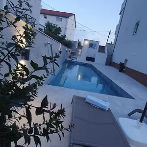 Rina- Heated Salt Water Pool Apartment Kaštela